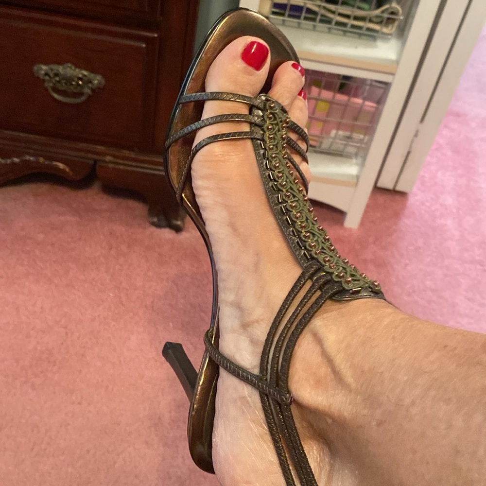 BEAUTIFUL PAIR OF BROWN, HIGH HEELED SANDALS. - Picture 5 of 5
